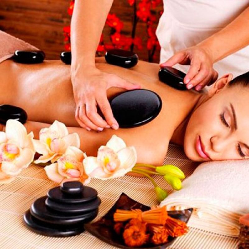35. massage đá nóng