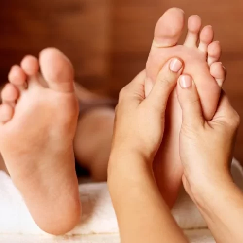 39. Massage chân